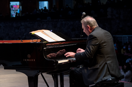 ARTISTAS DE ESPAÑA, ARGENTINA, CANADÁ Y MÉXICO ENCABEZARON LOS ESCENARIOS DEL FIC 49