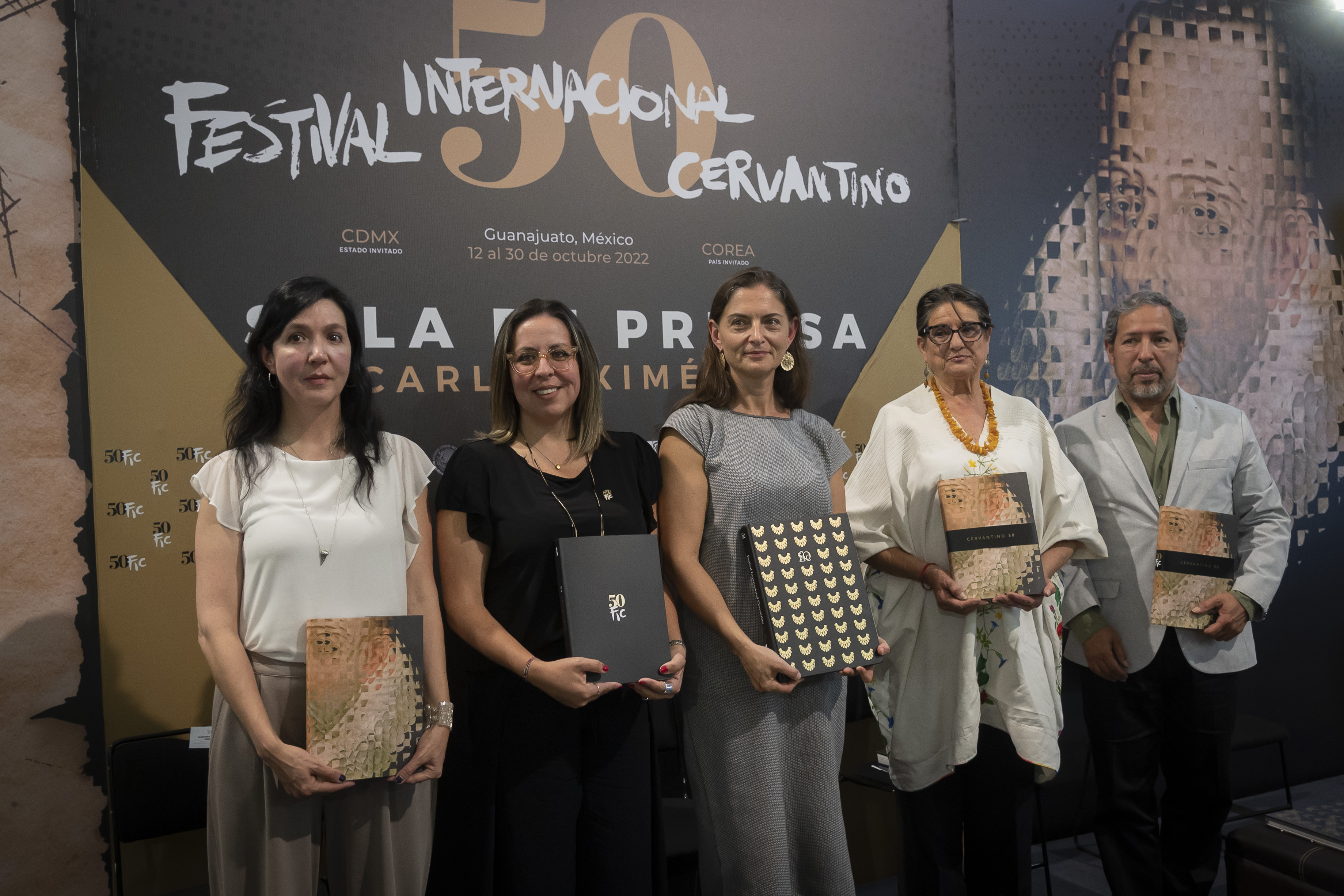 Festival Internacional Cervantino publica libro que documenta medio siglo de existencia 